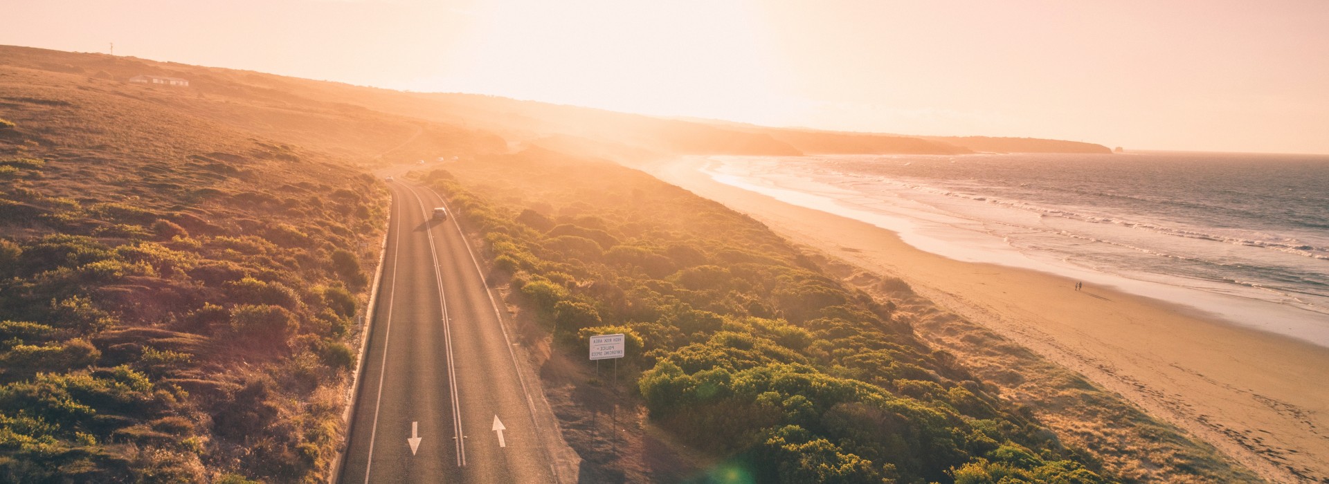 Estrada junto à praia no pôr do sol